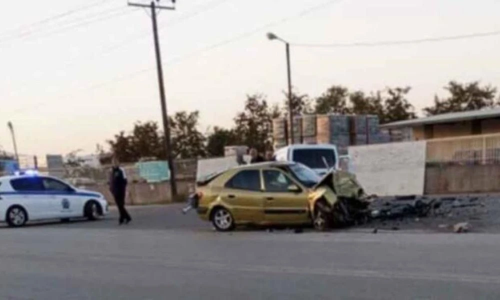 ΙΧ συγκρούστηκε μετωπικά με βαν στο Αγρίνιο-Τρεις τραυματίες (Βίντεο)